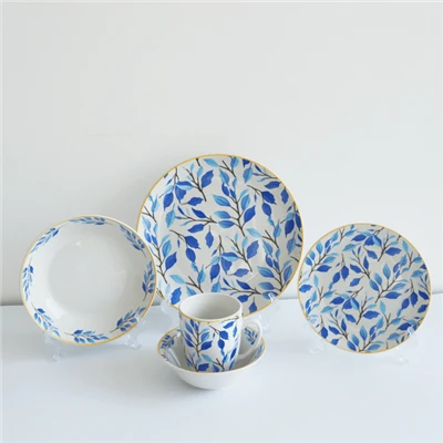Ensemble de vaisselle en porcelaine tendre à bord doré à feuille bleue