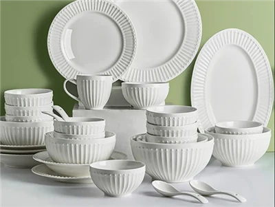 Service de table en porcelaine blanche avec relief